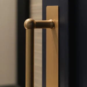 Barra de Tensão Puxador individual com espelho Harper 500 mm – Latão Antigo